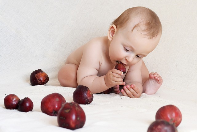 dítě a ovoce